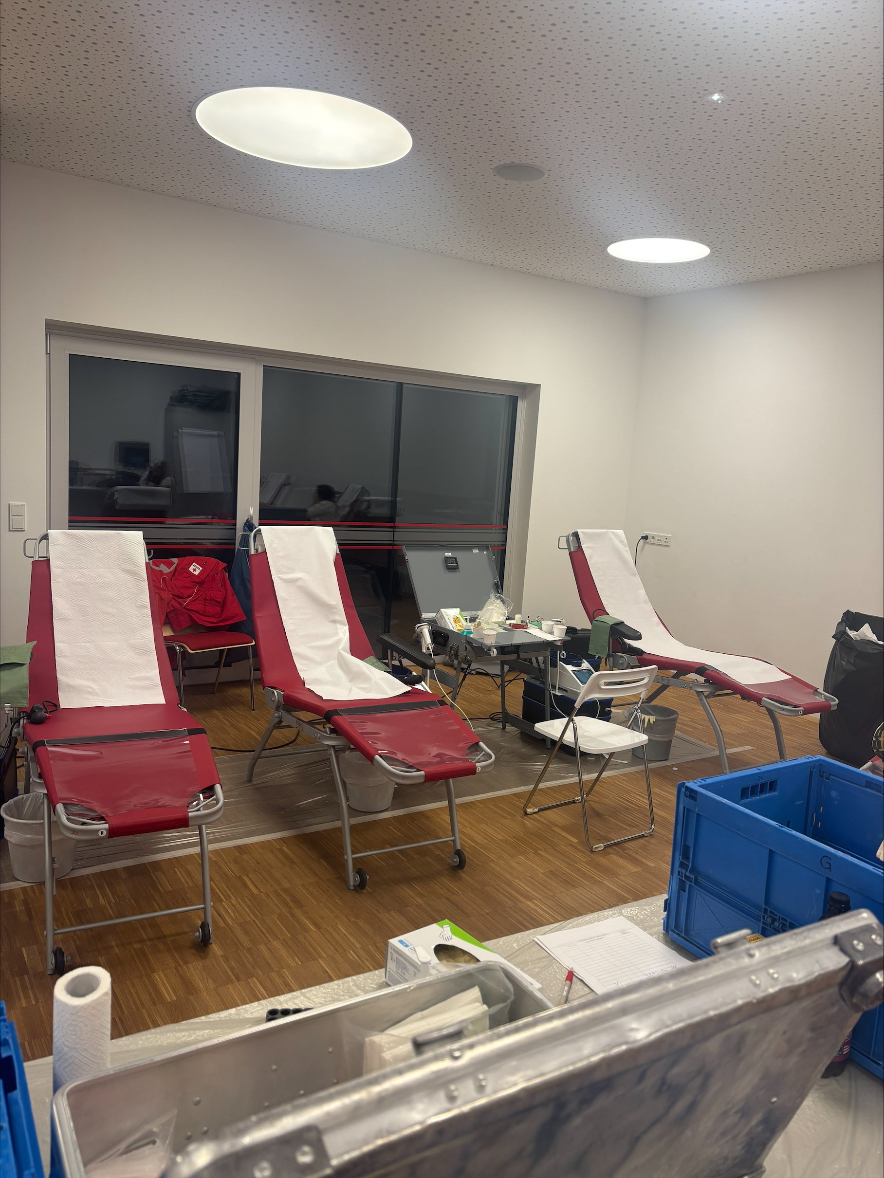 Drei Liegen in einem Blutspendezentrum